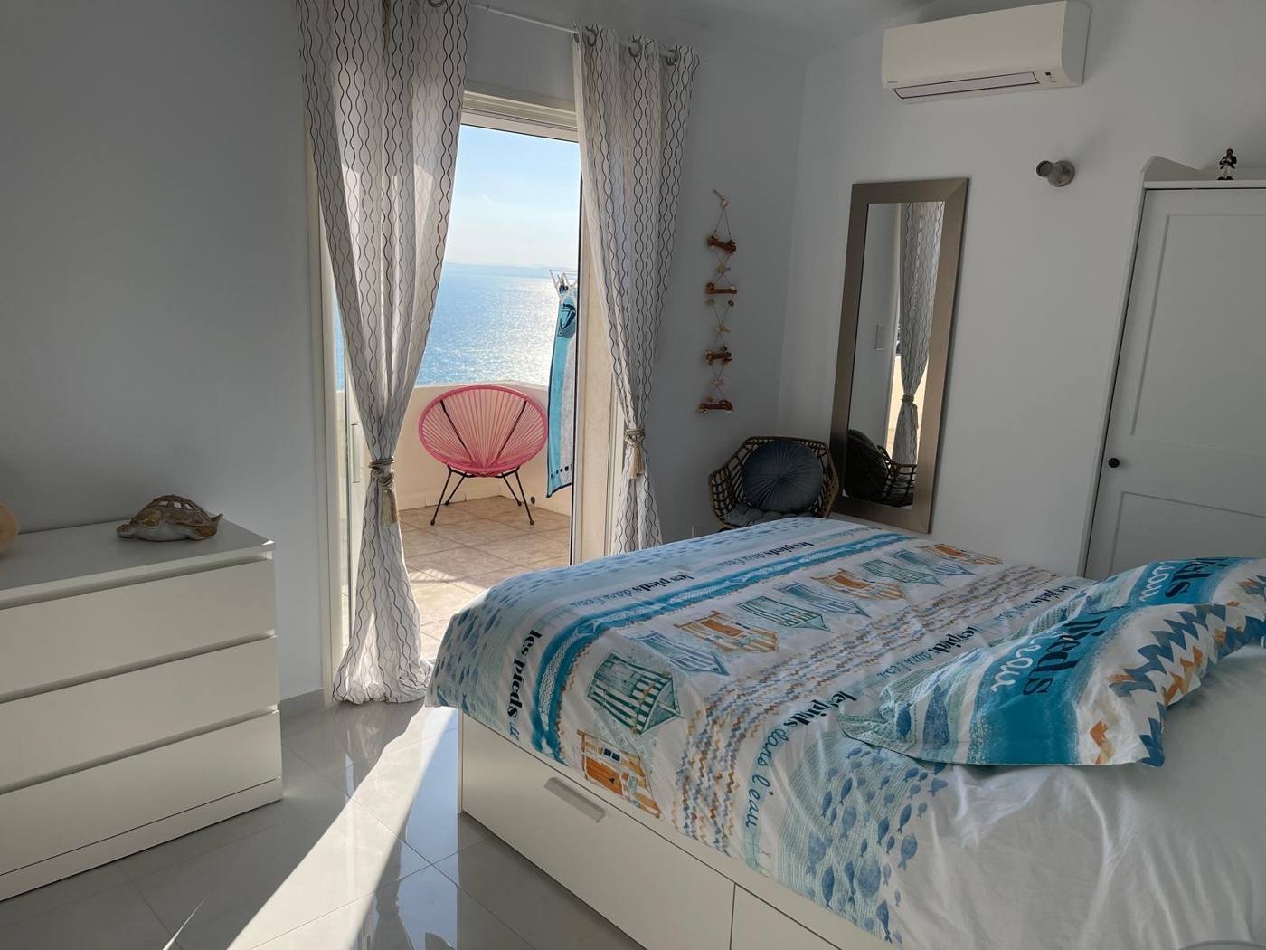 Doppelzimmer mit Zugang zum Balkon mit Meerblick
