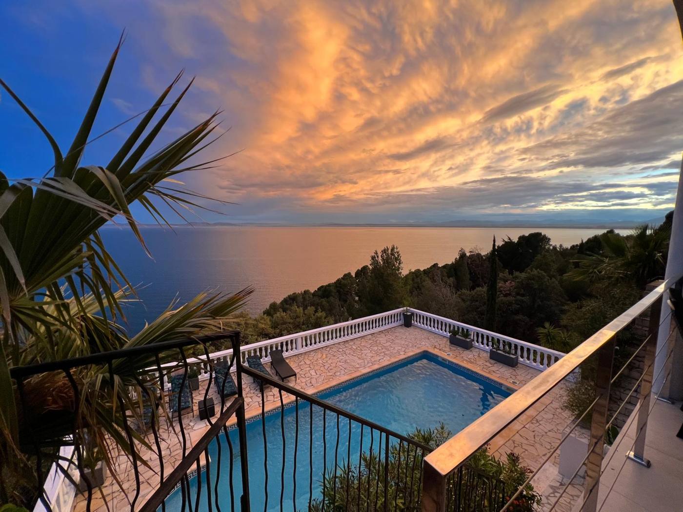 Der Pool in der Abenddämmerung