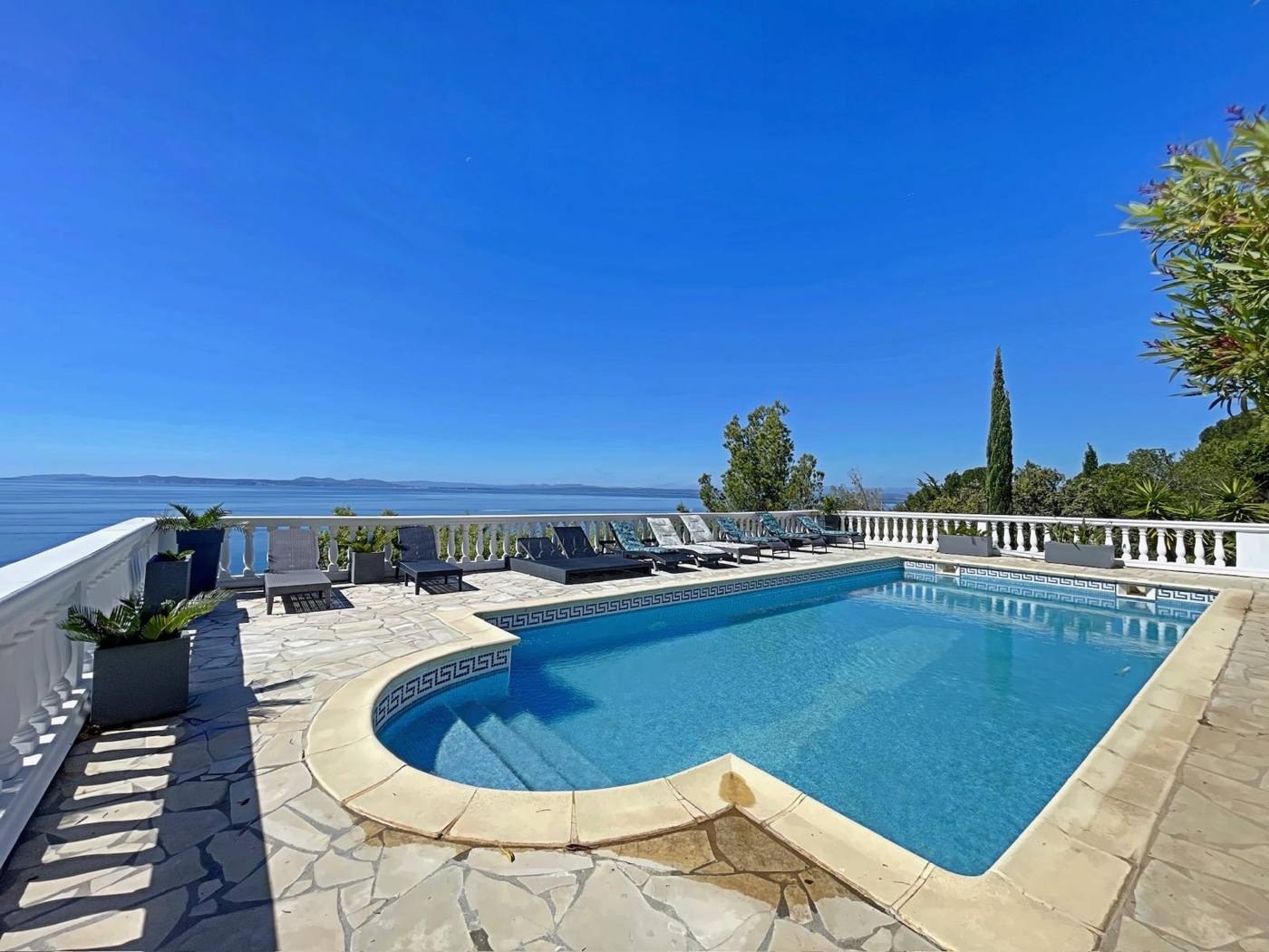 Piscine privée et transats vue mer