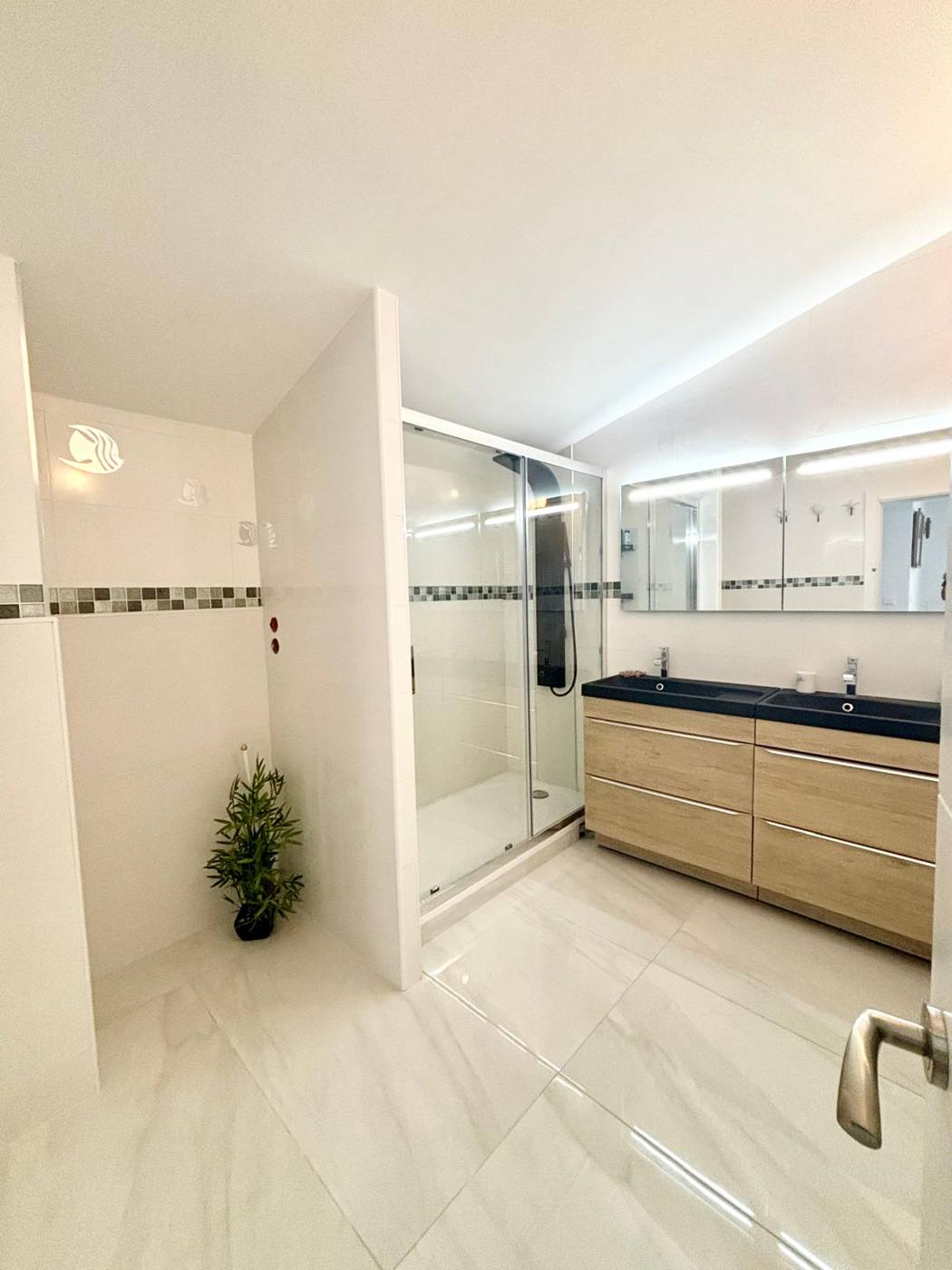 Bad mit Doppelwaschbecken und großer Dusche